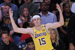 突破还挺犀利！里夫斯半场9中5&三分3中0拿到12分 另有3板4助