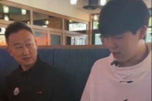 左手拿刀还是右手拿刀？刘维伟小考杨瀚森：米奇筷子用得挺好