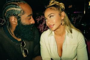 🍑哈登女友曝光：比登哥大一岁+跟查尔莫斯有儿子+即将送爸辅