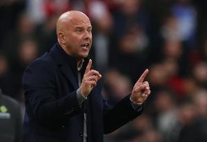 状态低迷！👀利物浦最多领先曼联8分，如今只领先曼联2分