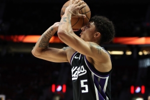 威少谈24号秀克利福德：他是出色球员 接下来会让很多人感到惊讶