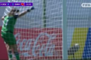 十分角！曾屹婕直接任意球破门，中国女足U17两球领先厄瓜多尔