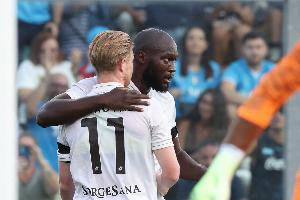 😭卢卡库季前赛射门拉伤长期伤缺，现队友德布劳内也因射门受伤