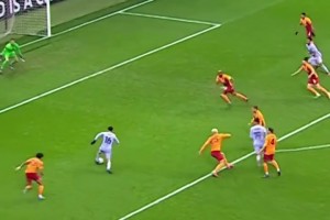 标志性时刻！佩德里当年的大师级进球！沉稳地晃掉所有人！