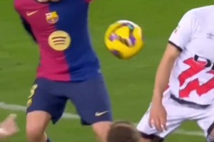 现役最好的中场之一！巴萨球迷：他仿佛穿着燕尾服在踢球！