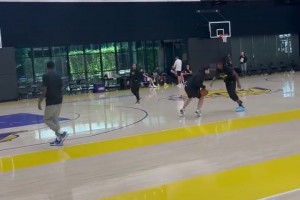 也是个防守大闸的苗子？湖人新秀阿杜这防守脚步蛮扎实的