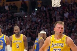 减肥后真强啊！东契奇持球单打，顶着库明加抛射打成2+1🔥