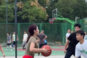 有一说一，红裤子小姐姐的虚晃突破真的有点东西👍👍👍