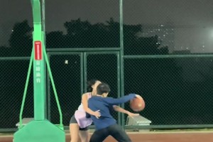 小伙子强打小姐姐毫不留情，这就是传说中的西格玛男人？😱😱