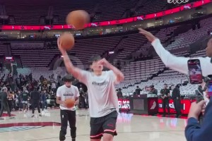 今天常规赛首秀！小吧拍到杨瀚森在赛前猛练篮下小勾手~