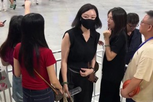 球迷拍到胡明轩妈妈现场观战儿子：这是妈妈？是姐姐吧！😱😱