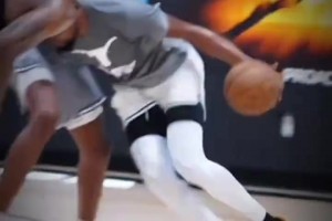 “这就是爱情～克莱女友梅根赛后来接克莱下班回家”