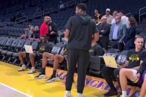 被你蒙进了！😂斯玛特在替补席背对篮筐扔进三分！