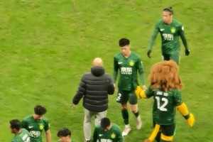 恩加德乌赛后怒摔水瓶！球迷：你还来劲了，四个球有俩都是你失误