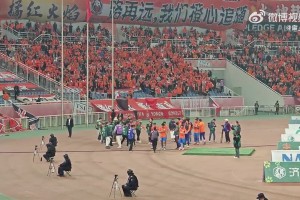 赛后谢场时泰山球迷高喊：We are one！