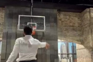 比大多数人手型都标准！名记Shams这打球什么水平？