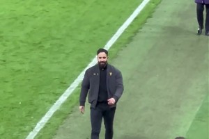 很开心！阿莫林退场时向球迷喊道：“加油！！！”❤️