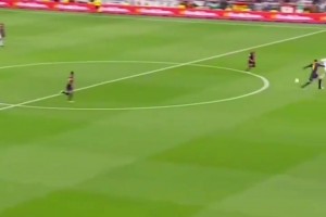 C罗当年在国家德比上脚后跟挑球过掉皮克，皮克有点无奈🫠