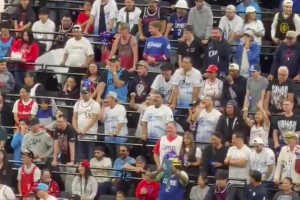 比卢普斯被捕！快船主场球迷齐声高喊“FBI”干扰