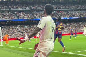 被迫庆祝的孙启航、做鬼脸的高准翼，泰山队赛后谢场亮点太多