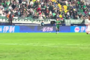 咪咕美女记者为了拍到国安球员进球庆祝，在场边狂奔