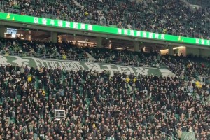 额！实拍：国安球迷口号从“马宁世界第一”变成“马宁倒数第一”