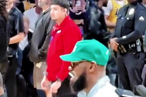 小小的不自律！老詹观赛有点无聊，吃起了棒棒糖