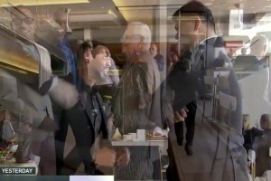 老友相聚！姚明弗老大见面亲切相拥