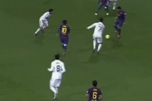 当年范佩西这一记鱼跃冲顶，让卡西把望球兴叹这个词具象化了！